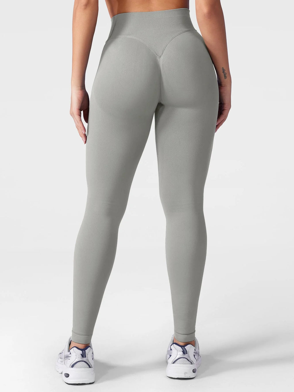 Leggings deportivos push up premium gris claro, cintura alta y fruncido oculto que realza glúteos