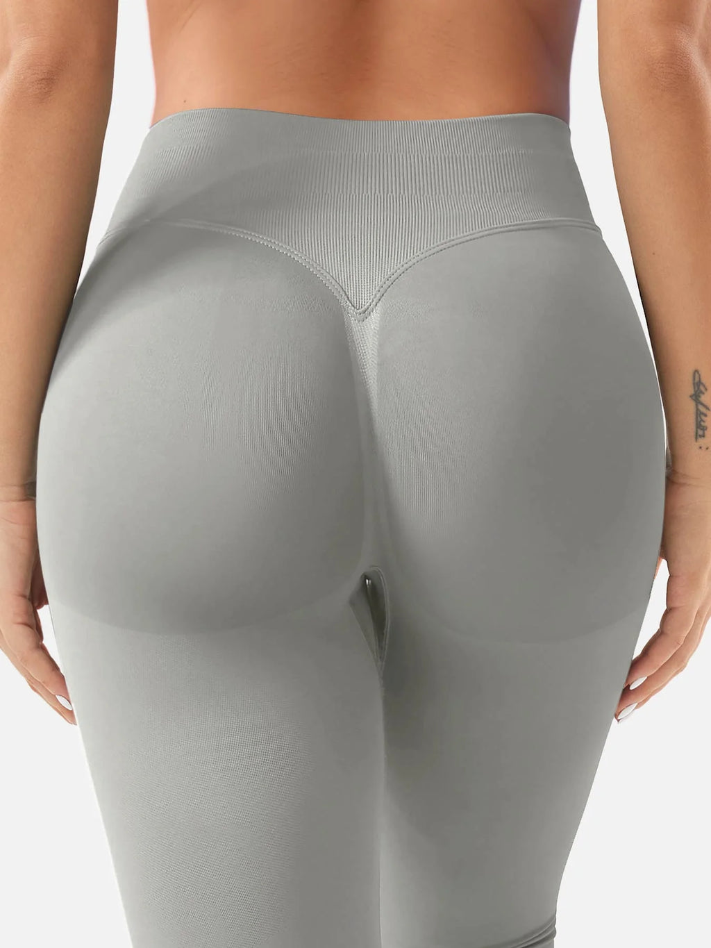 Leggings deportivos push up premium gris claro, cintura alta y fruncido oculto que realza glúteos