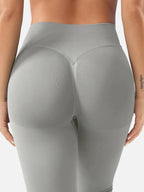 Leggings deportivos push up premium gris claro, cintura alta y fruncido oculto que realza glúteos
