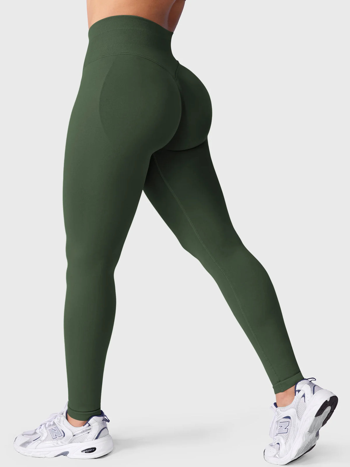Leggings deportivos push up premium verde militar, vista trasera, cintura alta y fruncido oculto que realza glúteos